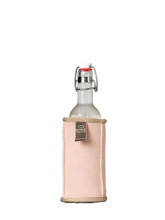 Kywie Fleskoeler Demi Baby Pink Suede 8.6x16 cm - 100% Schapenvacht - Wol Creme - 330ml/500ml