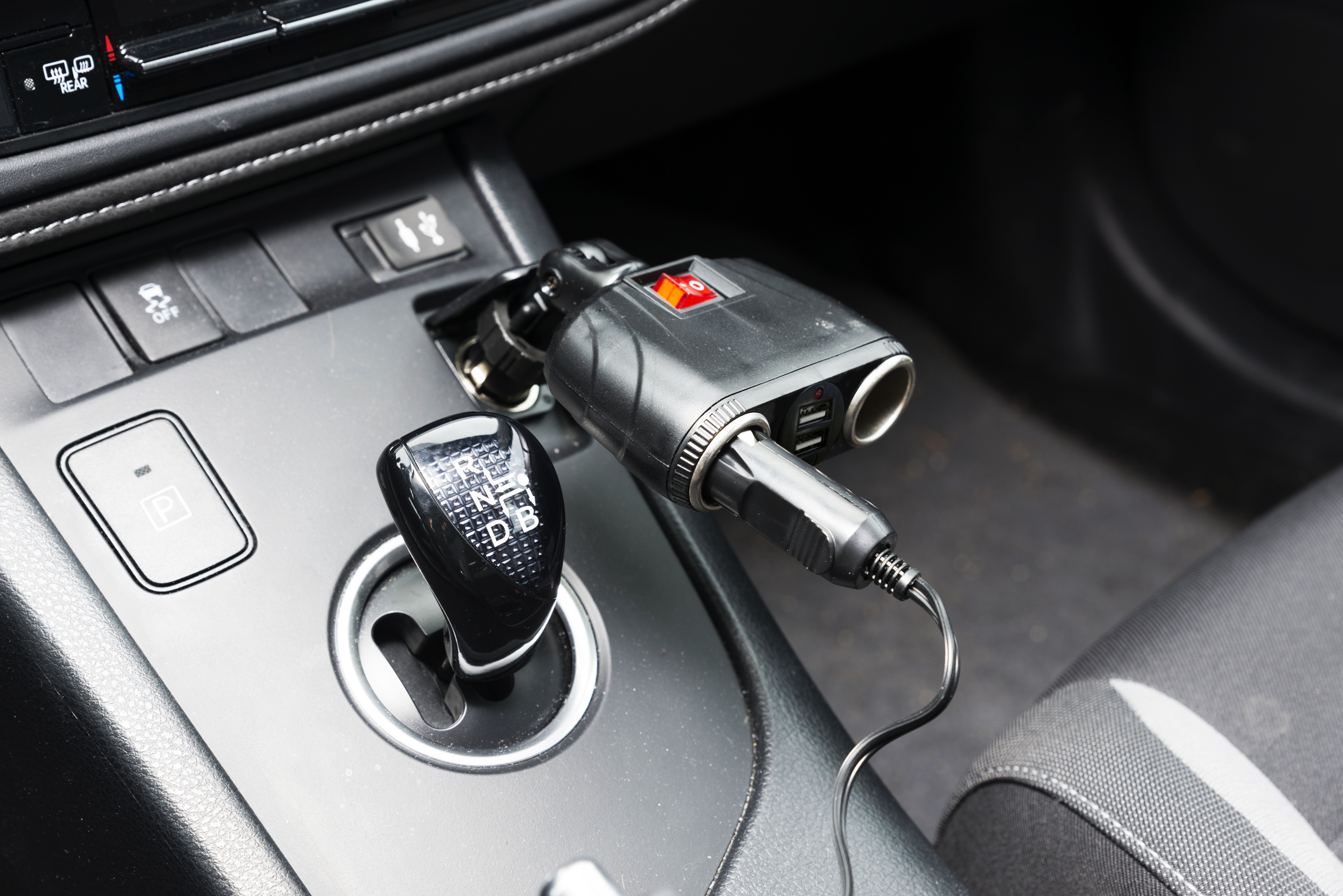 Sigarettenaansteker plug 12/24Volt 8amp dubbel + 2 usb, twist en lock